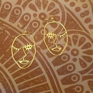 Gold tone earrings fashion jewlery. NWOT
